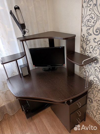 Компьютерный стол угловой