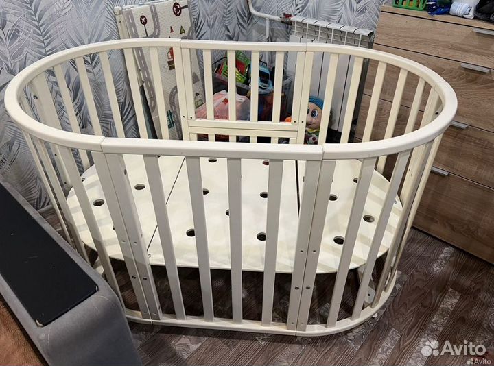 Детская кроватка с маятником круглая