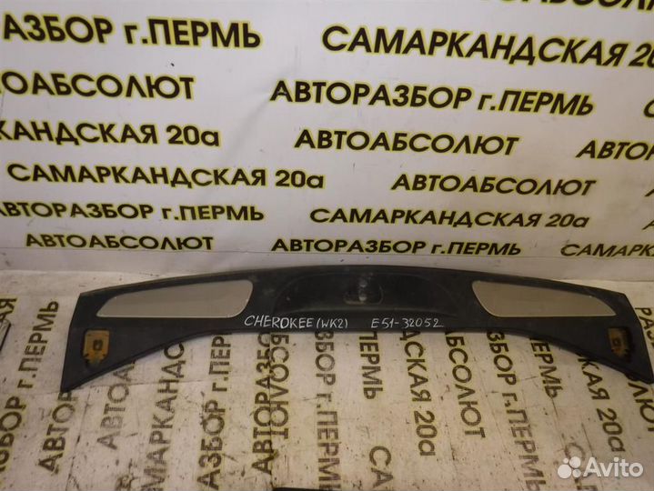 Обшивка багажника Jeep Grand Cherokee (WK2) 2011