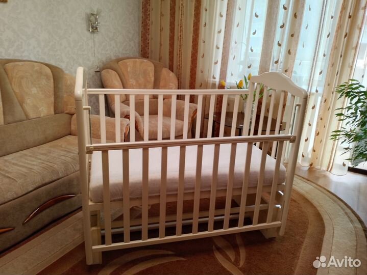 Детская кроватка с матрасом и бортиками