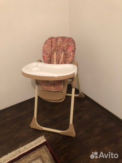 Стул для кормления,и детская кровать, оба по 10 к