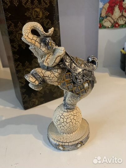 Слоны на шаре