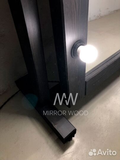 Гримерное зеркало с лампочками на подставке