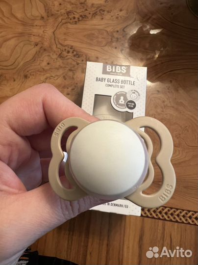 Детская бутылка и соска