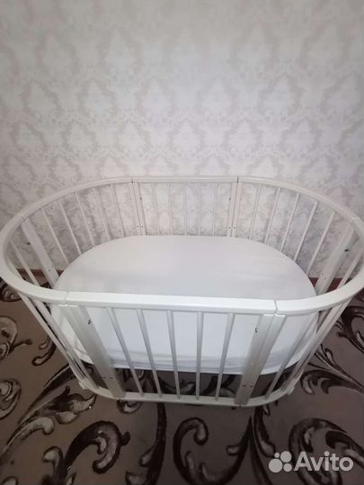 Детская кроватка с маятником