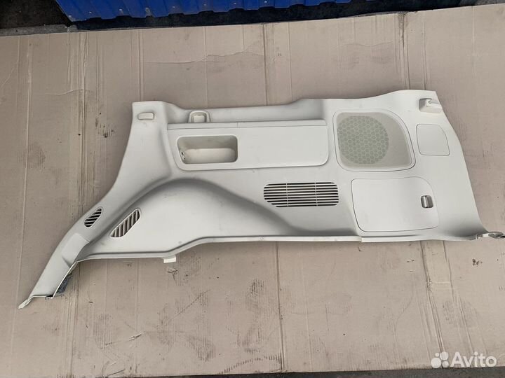 Облицовка заднего правого крыла Lexua 570