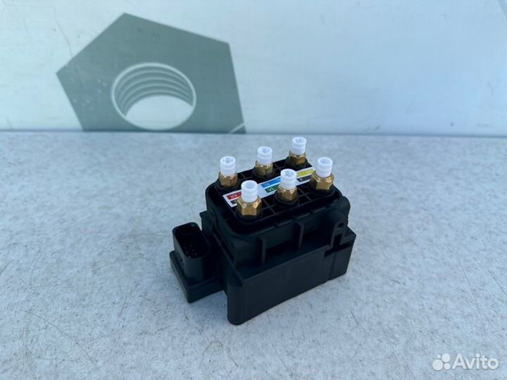 Блок клапанов пневмоподвески Mercedes Glc X253