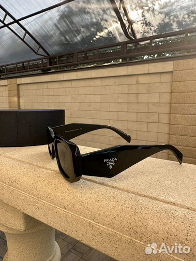 Женские очки Prada