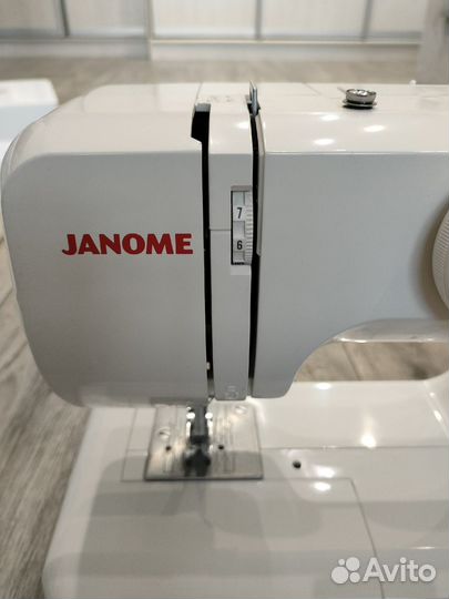 Швейная машина Janome Escape V-12