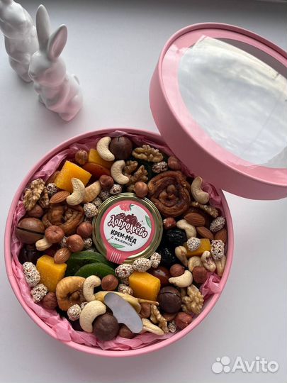 Бокс с орехами и сухофруктами