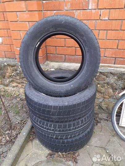 Bridgestone Blizzak DM-V1 215/65 R16 140R