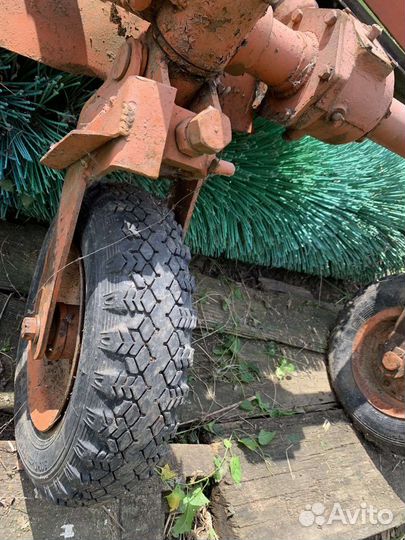 Поворотный отвал и коммунальная щётка