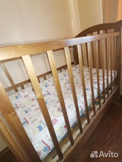 Детская кроватка с маятником и ящиком