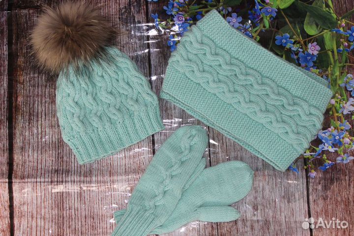 Зимний комплект б/у (шапка, снуд и варежки)