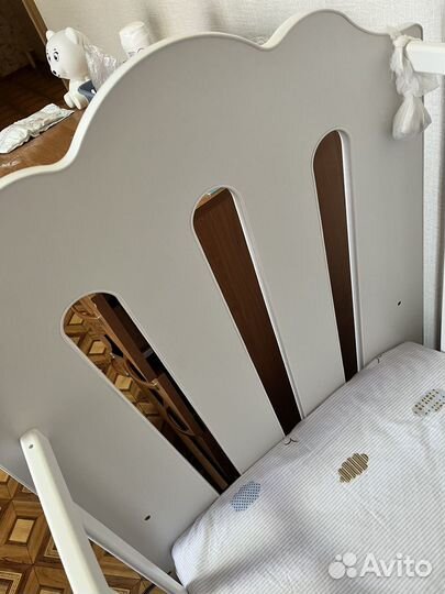 Детская кроватка с маятником