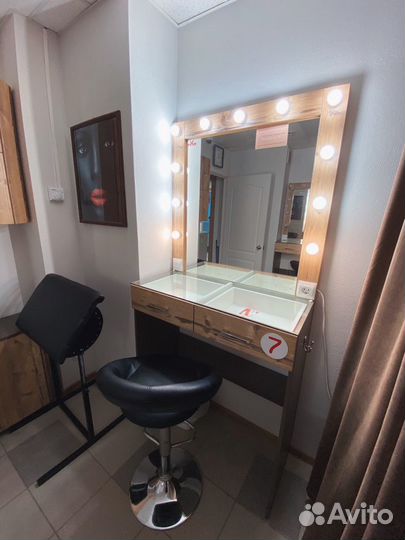 Рабочее место визажиста, бровиста. Гримерный стол
