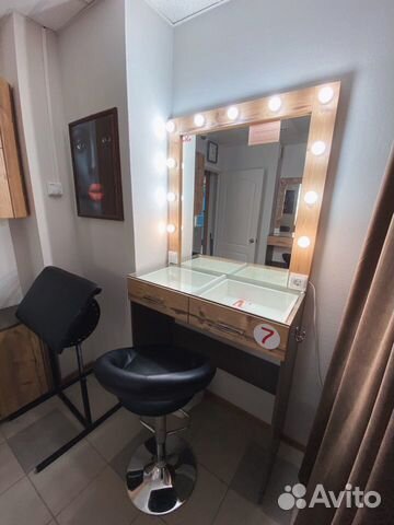 Рабочее место визажиста, бровиста. Гримерный стол