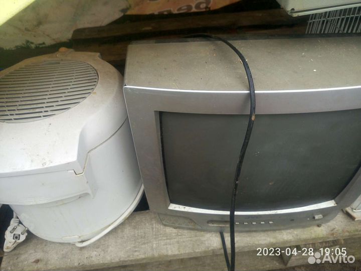 Телевизор и фритюрница