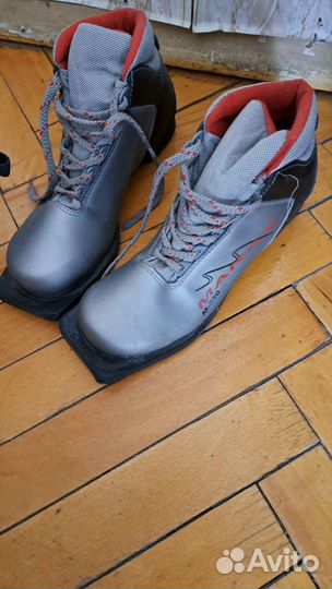 Лыжные ботинки с лыжами (38)