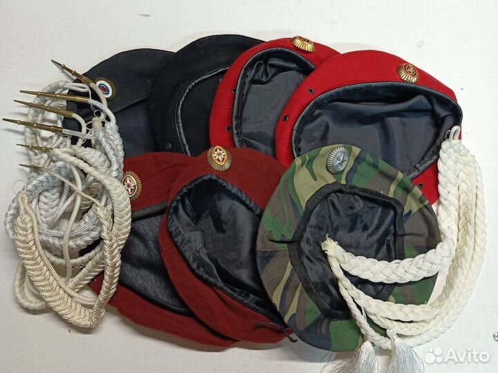 Береты аксельбанты