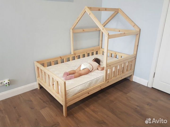 Деревянная кровать Домик