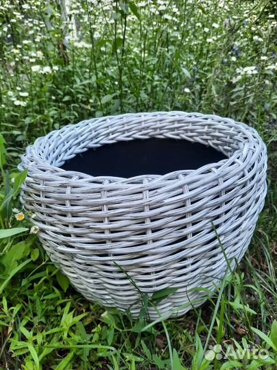 Кашпо из искусственного ротанга