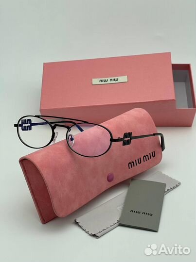 Солнцезащитные очки Miu Miu