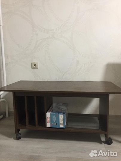 Стол журнальный на колесиках. Дерево