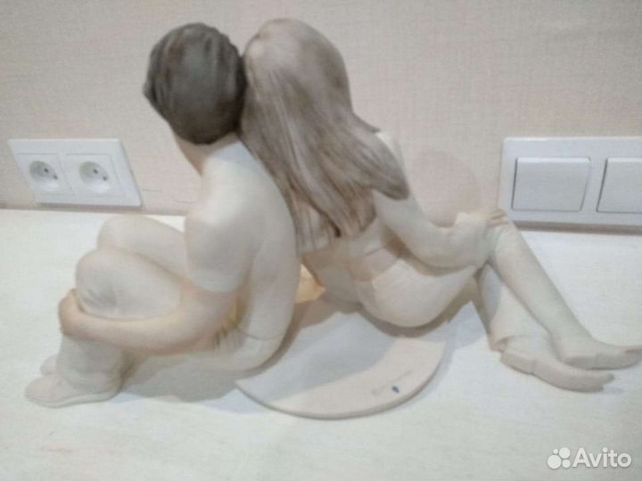Фарфоровая статуэтка 
