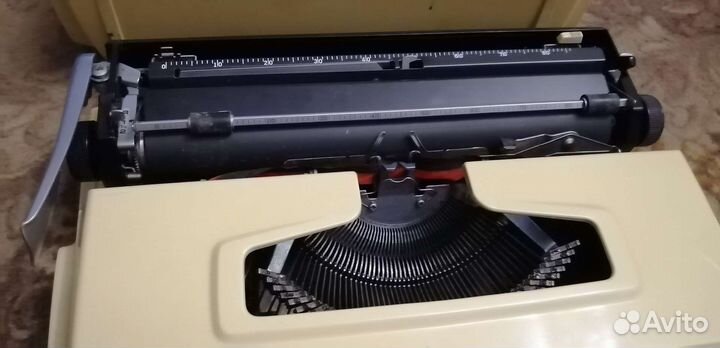 Печатная пишущая машинка
