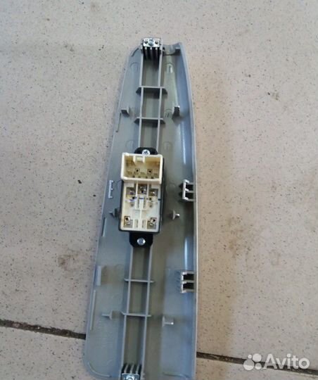 Кнопка стеклоподъемника передней правой двери Kia