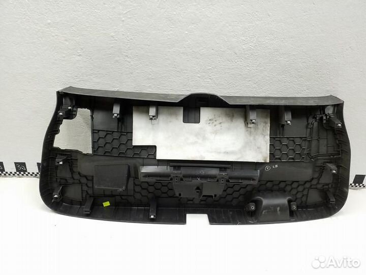 Обшивка крышки багажника Volkswagen Tiguan 2
