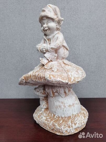 Фигурка эльф на грибе