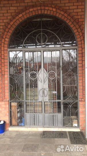 Дверь входная металлическая со стеклом