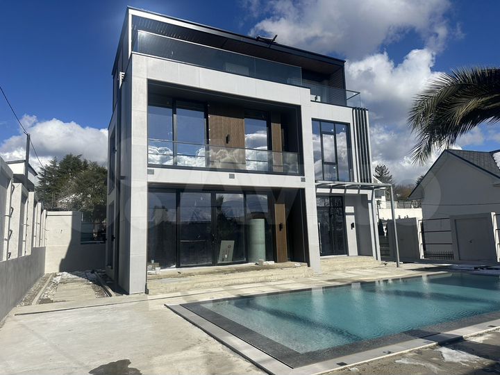 Дом 300 м² на участке 5,7 сот.