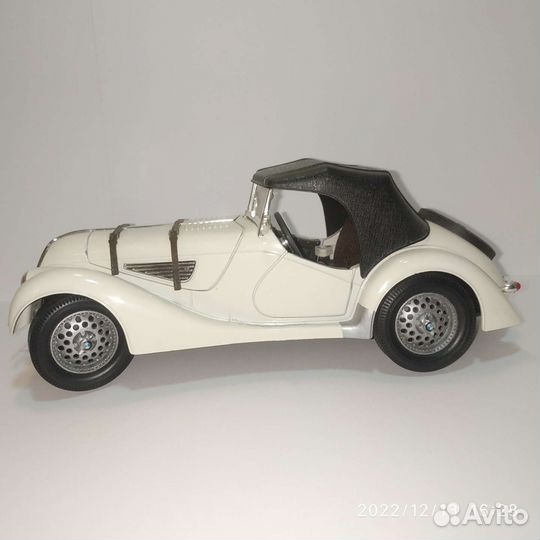 Модель автомобиля BMW 328 Roadster масштаб 1:18