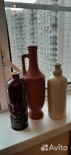 Подсвечник и коллекционные бутылки, декоративные