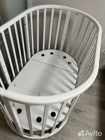 Детская кроватка с маятником круглая
