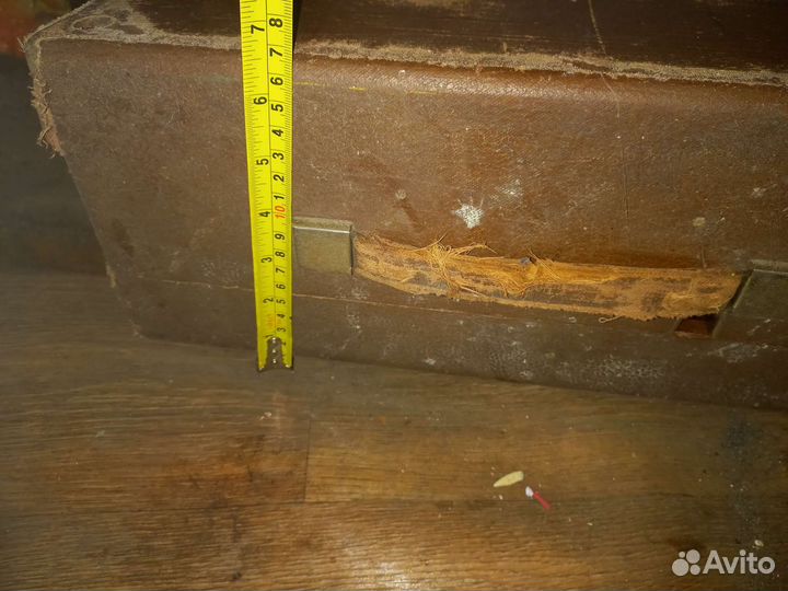 Старинный деревянный чемодан