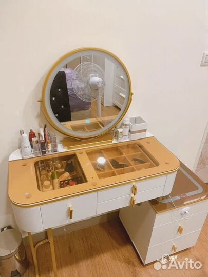 Туалетный столик. Столик с зеркалом