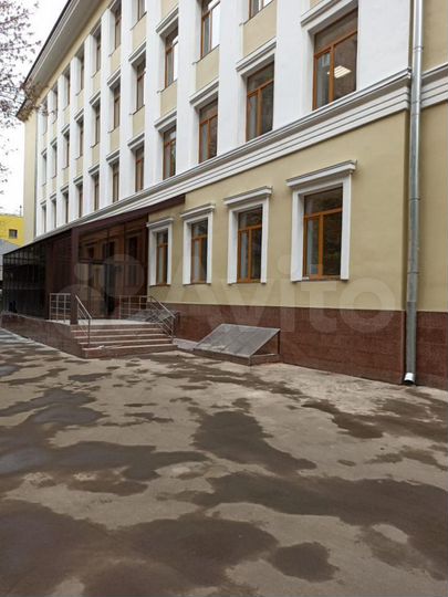 Здание, 3700 м²