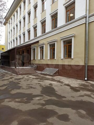 Здание, 3700 м²