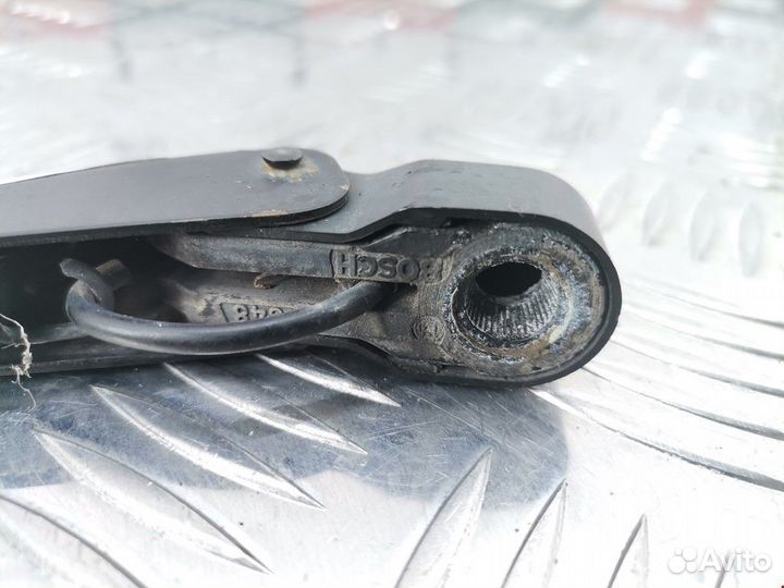 Щеткодержатель задний Ford Focus рест. 2004