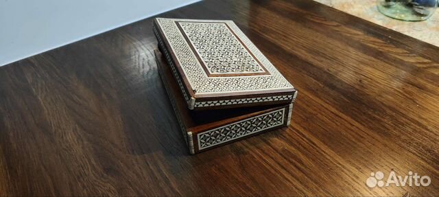 Шкатулка достаточно старая, сделана добротно