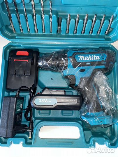 Шуруповерт makita 38 V с кейсом и набором бит