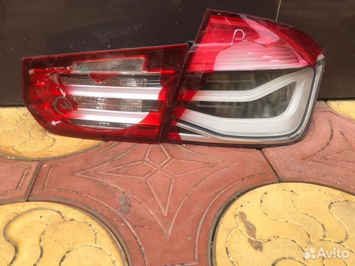 Поломанный задний фонарь на BMW 3 2015 битый