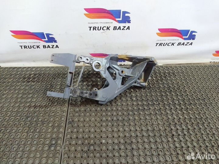 1849493 Кронштейн передней рессоры правый