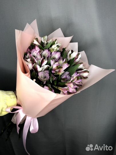 Букет из 7 белых и сиреневых альстромерий