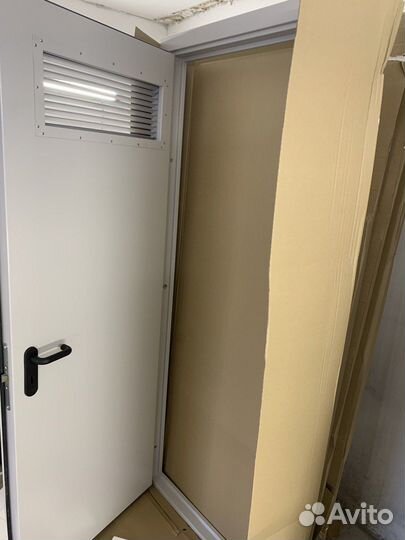 Дверь металлическая с вентиляционной решеткой