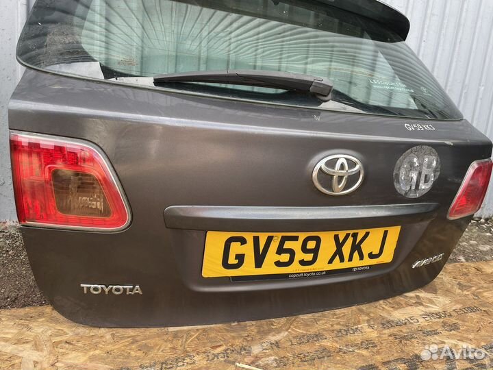 Крышка багажника toyota avensis 2012-2015
